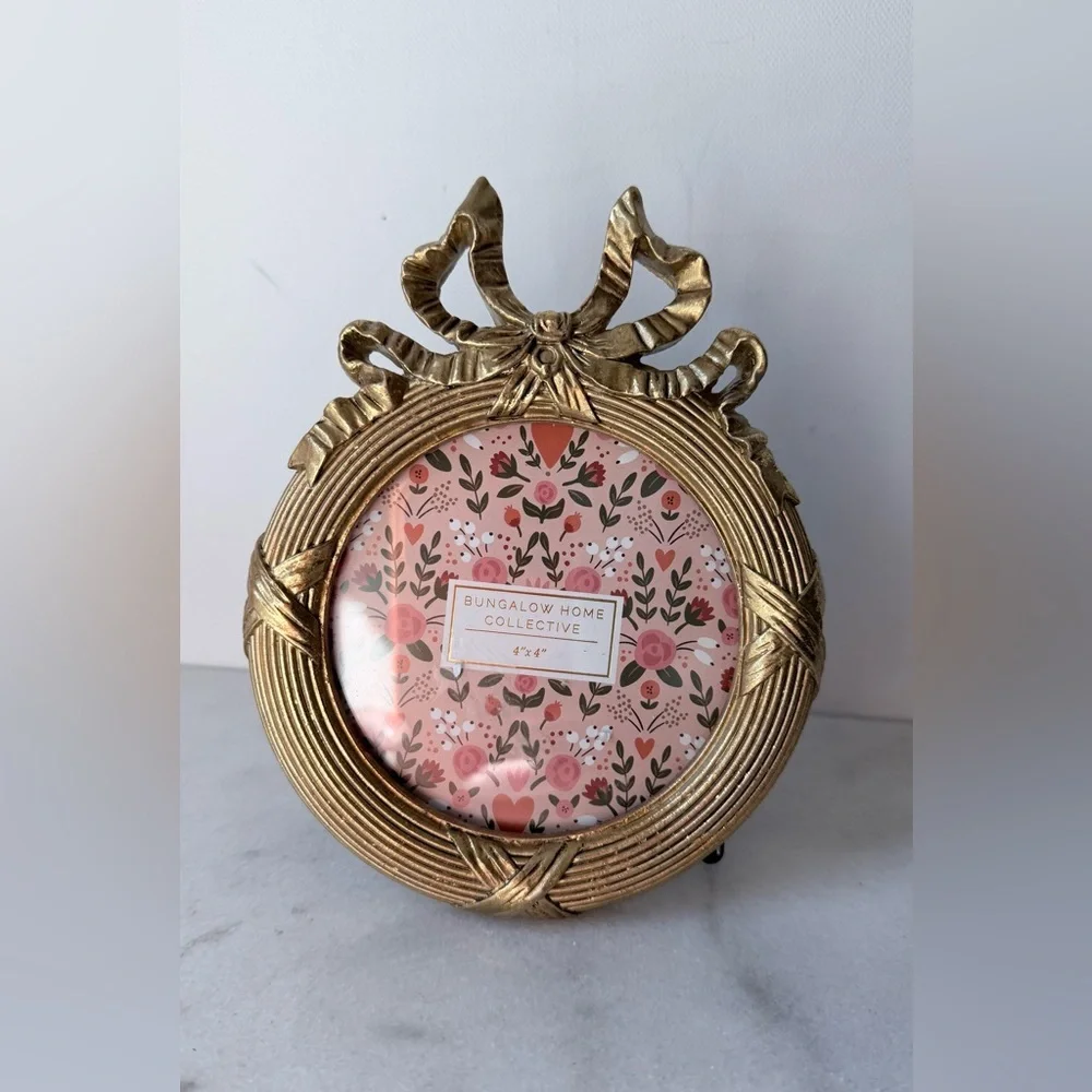 Gold Round Picture Frame  ow accent